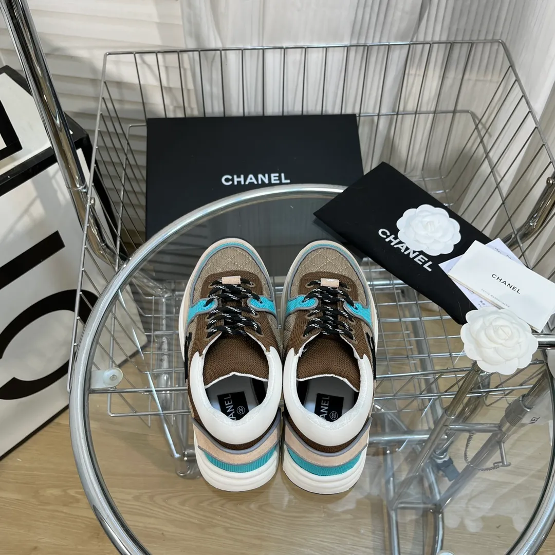 👟👟Ex-factory price 560👟👟 Chanel Chanel - 2022 counter top casual sports shoes This classic design; the upper is electro-embroidered with a variety of techniques; the outsole is fashionable and sporty; it is unusual to incorporate a variety of color matching elements... The diversified mix and match is very good-looking and versatile, casual, fashionable, sports and outdoor can be taken into account... ꫛꫀꪝ Go➫ Material: ❶Upper is made of: Original imported high mercerized smooth cow suede + electric embroidery technology + imported breathable mesh ❷Inner use: original imported breathable mesh ❸Outsole based on: original TPU combination outsole Counter boutique packaging complete set for women 35–42 men 38–46
